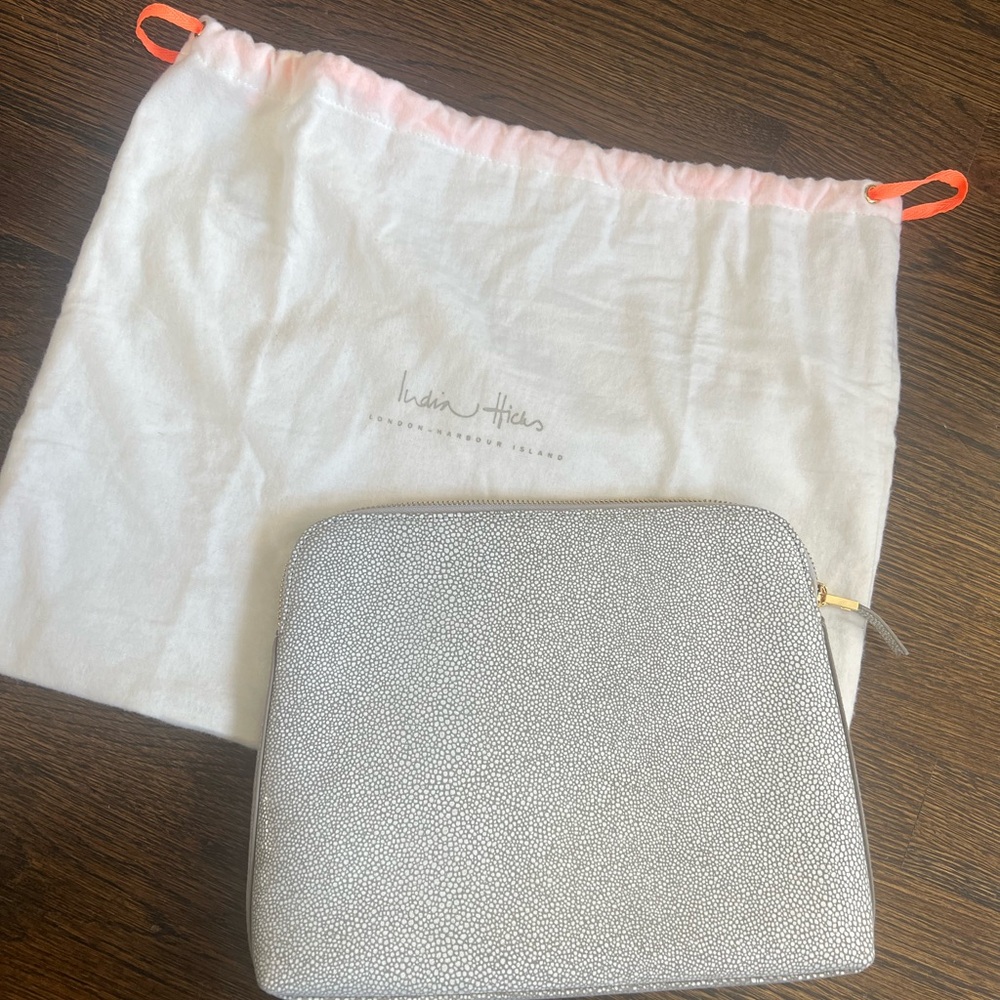 Inden-Ya Silver Textured Pouch